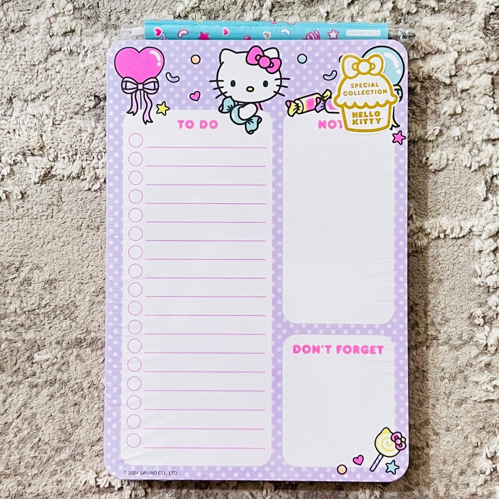 Hello Kitty Desk Pad‎